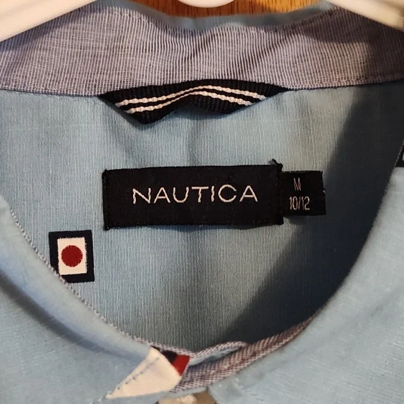 NWOT Nautica Boys Button Down Shirt Blue Sailboat Print Cotton Blend M 10/12 - Picture 2 of 8